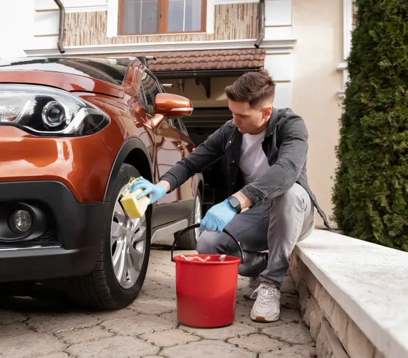 Lavage auto à domicile Jalesches : professionnel intervenant sur un véhicule